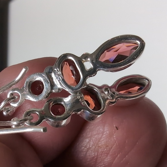 - 🆕 GARNET FACETED TRIPLE STONE EARRINGS ❤️❤️❤️ SOLID STERLING SILVER 925. - Picture 5 of 5
